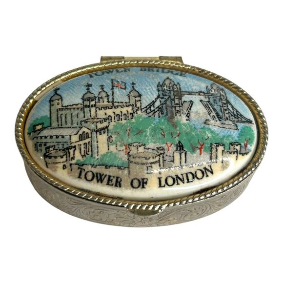 Vintage Souvenir Trinket Pill Box Oval Gold Tone Tower of London Tower Bridge - Picture 3 of 10